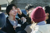 「ナイトフラワー」メイキング写真。メイクを施される佐久間大介