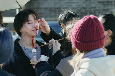 「ナイトフラワー」メイキング写真。メイクを施される佐久間大介