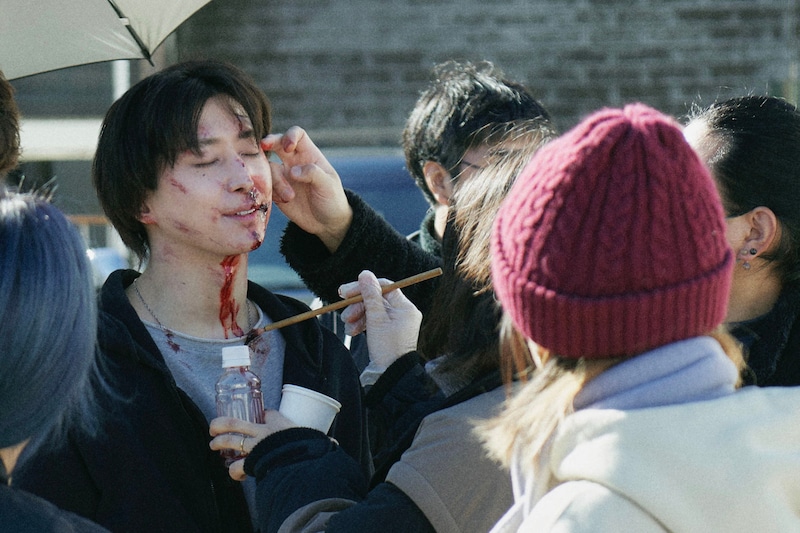 「ナイトフラワー」メイキング写真。メイクを施される佐久間大介