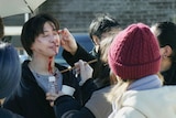 「ナイトフラワー」メイキング写真。メイクを施される佐久間大介