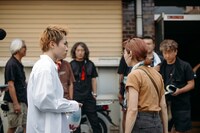 「愚か者の身分」の撮影に臨む林裕太（左）