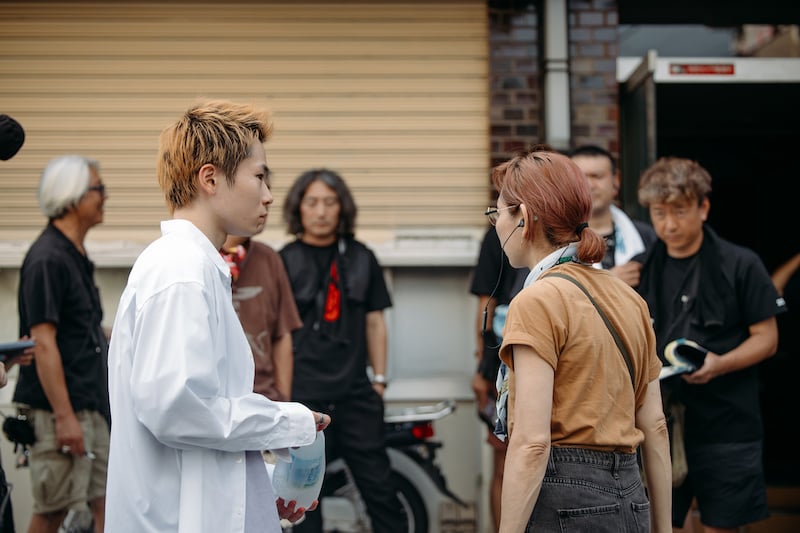 「愚か者の身分」の撮影に臨む林裕太(左)