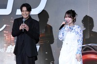 結婚祝福の声に笑みを浮かべる内田真礼（右）と石川界人（左）