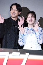 仲むつまじい様子の内田真礼（右）と石川界人（左）