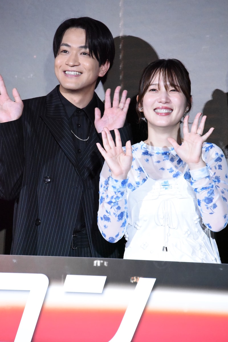 仲むつまじい様子の内田真礼(右)と石川界人(左)