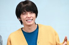 ドラマ「ぼくたちん家」第1話完成披露試写会に登壇した手越祐也。劇中では中学教師で38歳のクールなゲイ・作田索を演じる