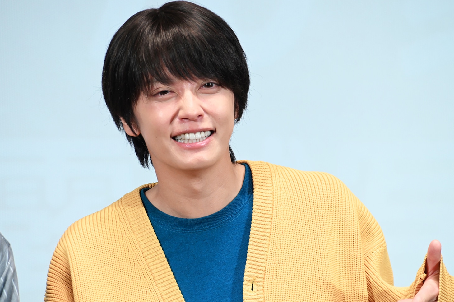 ドラマ「ぼくたちん家」第1話完成披露試写会に登壇した手越祐也。劇中では中学教師で38歳のクールなゲイ・作田索を演じる