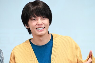 ドラマ「ぼくたちん家」第1話完成披露試写会に登壇した手越祐也。劇中では中学教師で38歳のクールなゲイ・作田索を演じる