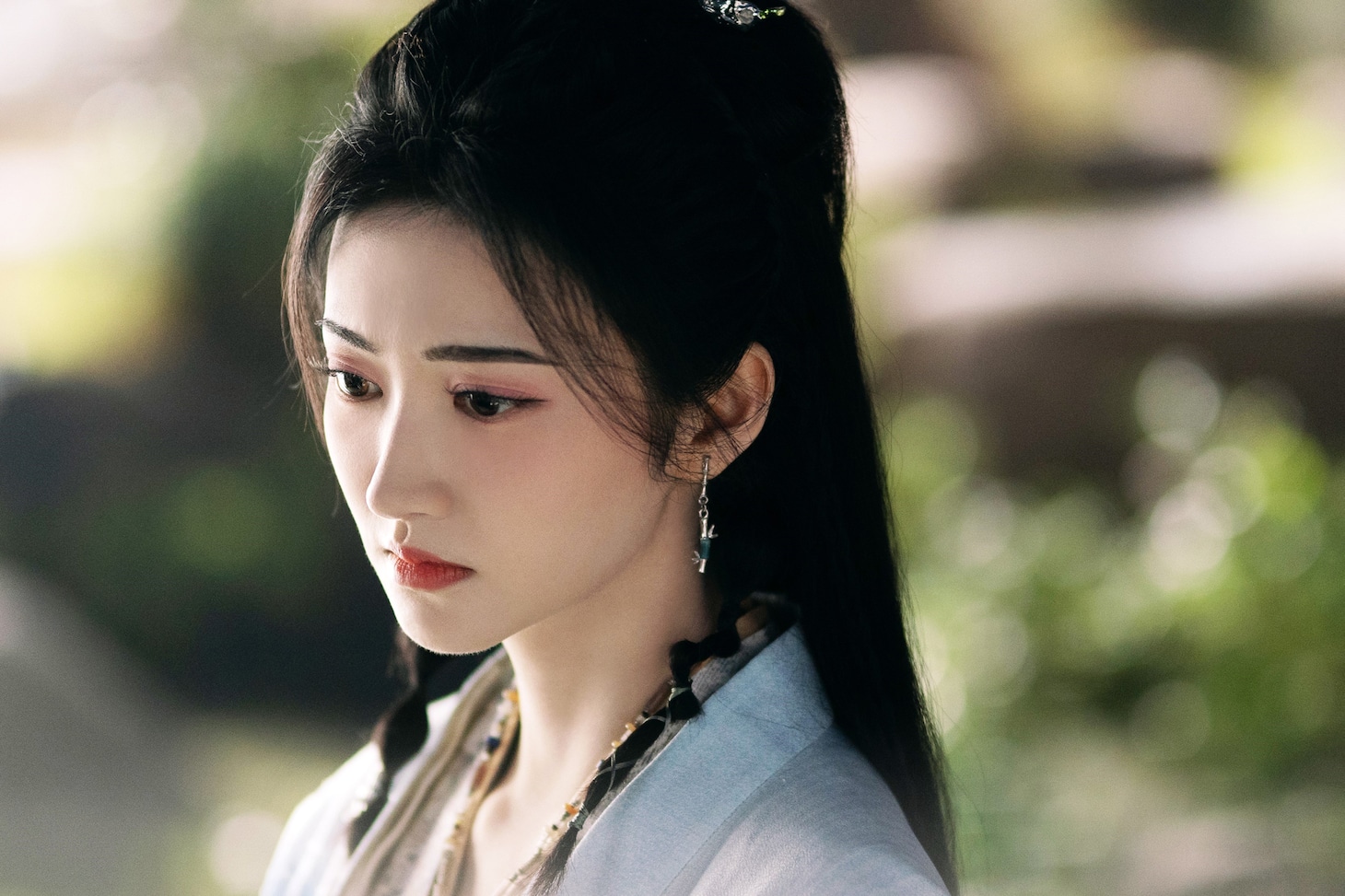 毒薬作りの名手で毒婦とあだ名される南顔。演じるのは中国ドラマ「楽游原」「灼灼風流～宮中に咲く愛の華～」などで知られるジン・ティエン（景甜）