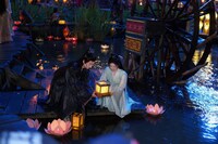 中国ドラマ「四海重明～恋が光となる、その時まで～」より、ジャン・リンホー（張凌赫）演じる嵇煬（左）とジン・ティエン（景甜）演じる南顔（右）。