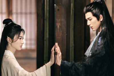 中国ドラマ「四海重明～恋が光となる、その時まで～」より、ジン・ティエン（景甜）演じる南顔（左）とジャン・リンホー（張凌赫）演じる嵇煬（右）。2人は惹かれ合うも、ある悲劇が起こる