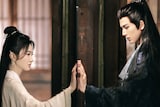 中国ドラマ「四海重明~恋が光となる、その時まで~」より、ジン・ティエン(景甜)演じる南顔(左)とジャン・リンホー(張凌赫)演じる嵇煬(右)。2人は惹かれ合うも、ある悲劇が起こる