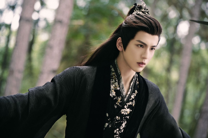 無実の罪で逃亡中の帝君・嵇煬。演じるのは中国ドラマ「蒼蘭訣~ エターナル・ラブ~」のジャン・リンホー(張凌赫)。初となる魔族役に挑み、“彼の美顔を見ているだけであっという間にドラマが終わってしまう”と中国で話題を呼んだ