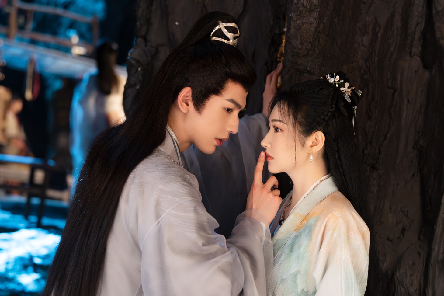 中国ドラマ「四海重明～恋が光となる、その時まで～」より、ジャン・リンホー（張凌赫）演じる嵇煬（左）とジン・ティエン（景甜）演じる南顔（右）