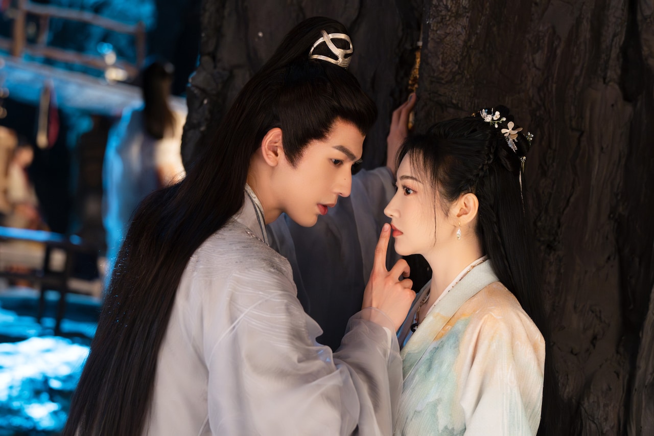 中国ドラマ「四海重明～恋が光となる、その時まで～」より、ジャン・リンホー（張凌赫）演じる嵇煬（左）とジン・ティエン（景甜）演じる南顔（右）
