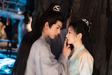 中国ドラマ「四海重明~恋が光となる、その時まで~」より、ジャン・リンホー(張凌赫)演じる嵇煬(左)とジン・ティエン(景甜)演じる南顔(右)
