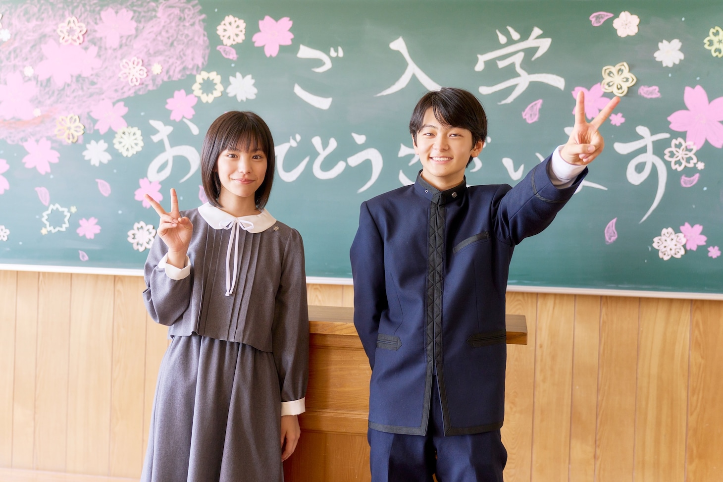 「ストロベリームーン 余命半年の恋」オフショット。左から當真あみ、齋藤潤
