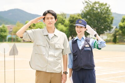 「ストロベリームーン 余命半年の恋」オフショット。左から杉野遥亮、中条あやみ