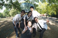 「ストロベリームーン 余命半年の恋」オフショット。高校生役キャストの當真あみ、齋藤潤、池端杏慈、黒崎煌代、吉澤要人ら