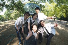 「ストロベリームーン 余命半年の恋」オフショット。高校生役キャストの當真あみ、齋藤潤、池端杏慈、黒崎煌代、吉澤要人ら