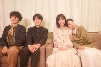 「ストロベリームーン 余命半年の恋」オフショット。左からユースケ・サンタマリア、齋藤潤、當真あみ、田中麗奈