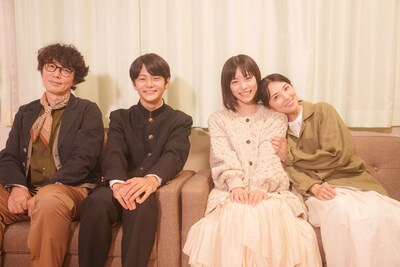 「ストロベリームーン 余命半年の恋」オフショット。左からユースケ・サンタマリア、齋藤潤、當真あみ、田中麗奈