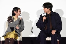 談笑する松村北斗（右）と高畑充希（左）