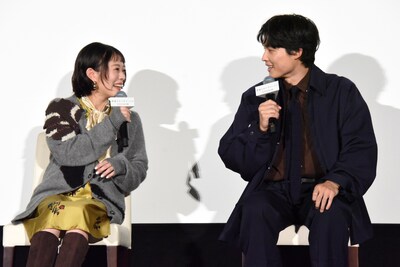 談笑する松村北斗（右）と高畑充希（左）