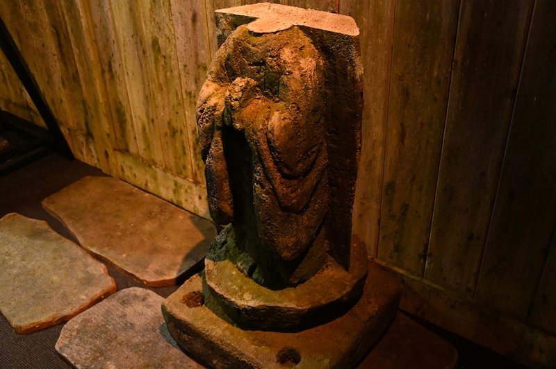 「ホラーにふれる展 －映画美術の世界－」で客を出迎える「首のない地蔵」。年月を重ねた石のように見えるが、建築材料として使用されるスタイロフォームが使われている