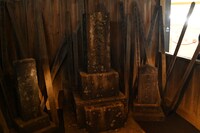 「ホラーにふれる展 －映画美術の世界－」に設置された墓石