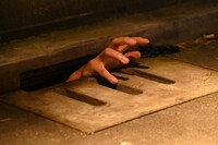 「ホラーにふれる展 －映画美術の世界－」に用意されたフォトスポット。排水溝から手を出すことができる