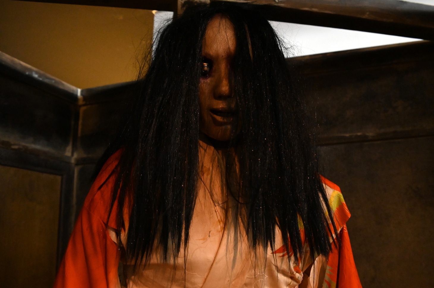 「ホラーにふれる展 －映画美術の世界－」より、幽霊の“鈴子”。2つの眼球をなくした彼女は、誰かからもらった2つの鈴をとても気に入り、自分の眼に入れた過去を持っている