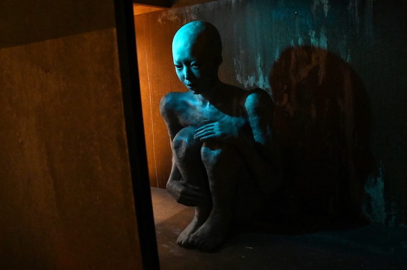 「ホラーにふれる展 －映画美術の世界－」に展示された、押し入れに潜む子供