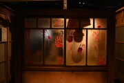 「ホラーにふれる展 －映画美術の世界－」に設置された「手形の残る窓」コーナーの様子