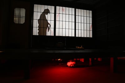 「ホラーにふれる展 －映画美術の世界－」の「何かがいる」コーナー。よく見ると床下に生首の美術品が展示されている