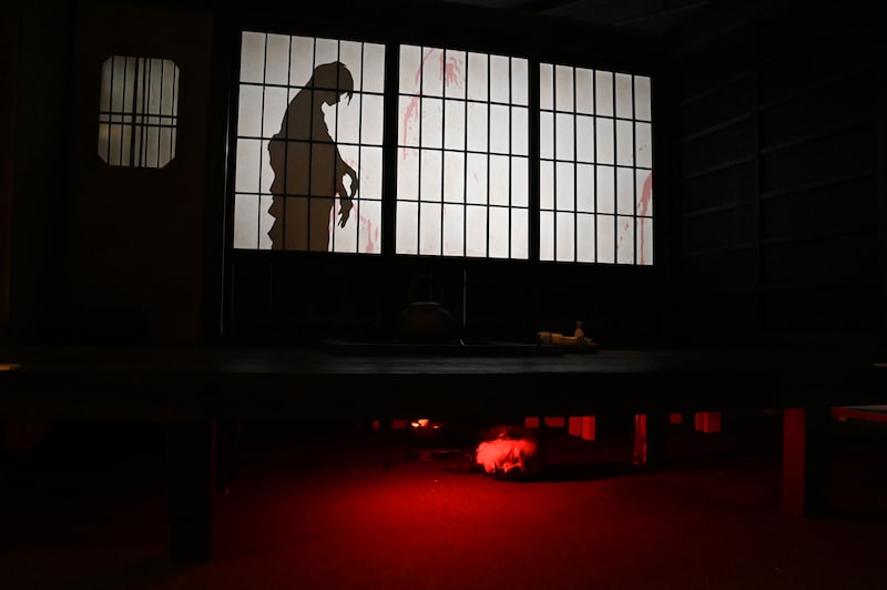 「ホラーにふれる展 －映画美術の世界－」の「何かがいる」コーナー。よく見ると床下に生首の美術品が展示されている