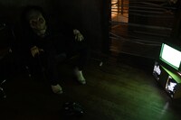 「ホラーにふれる展 －映画美術の世界－」に設置された「空室に住み着いた男」コーナーの様子