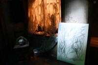 「ホラーにふれる展 －映画美術の世界－」に設置された「空室に住み着いた男」コーナーの様子