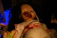 「ホラーにふれる展 －映画美術の世界－」の様子。「曰くありそうな祠」のコーナーに展示された人形