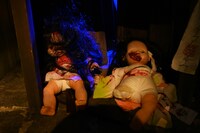 「ホラーにふれる展 －映画美術の世界－」の様子。「曰くありそうな祠」のコーナーに展示された人形