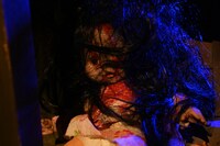 「ホラーにふれる展 －映画美術の世界－」の様子。「曰くありそうな祠」のコーナーに展示された人形