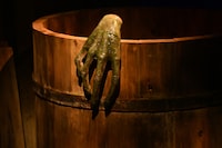 「ホラーにふれる展 －映画美術の世界－」に設置された「曰くありそうな祠」コーナーの様子