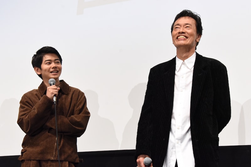 左から黒崎煌代、遠藤憲一