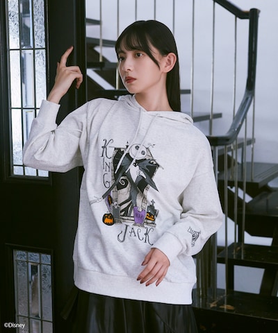 earth music&ecology Disney Collection「The nightmare before Christmas」より、ナイトメア / アソートプリントパーカーの着用イメージ（税込5999円）