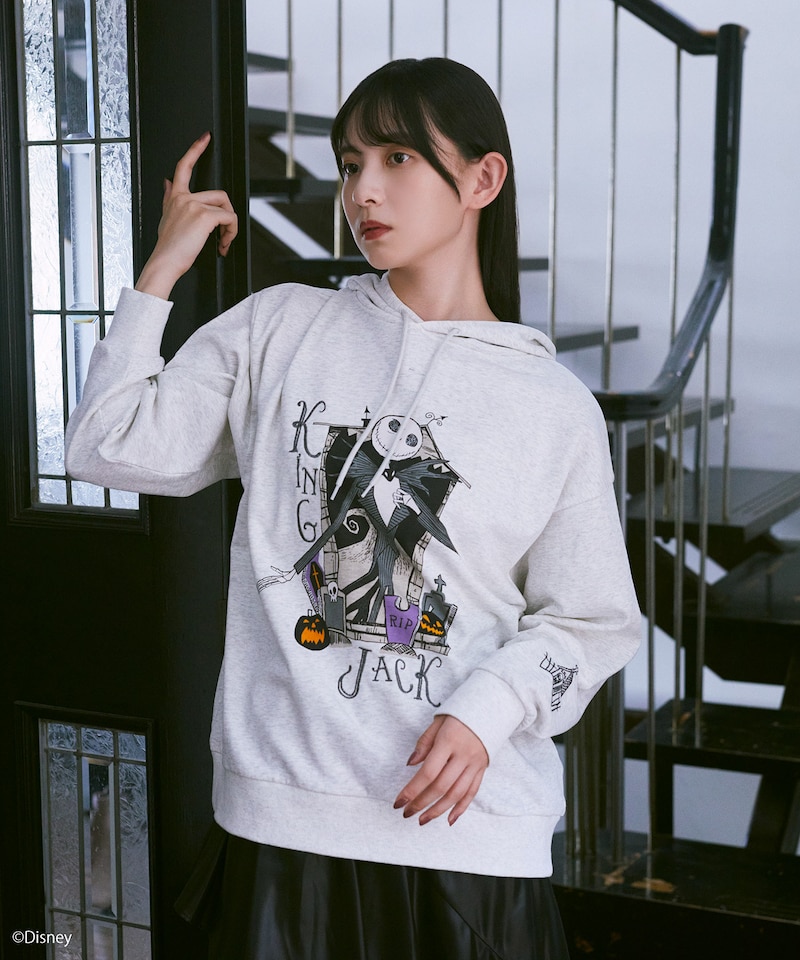 earth music&ecology Disney Collection「The nightmare before Christmas」より、ナイトメア / アソートプリントパーカーの着用イメージ（税込5999円）