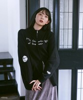 earth music&ecology Disney Collection「The nightmare before Christmas」より、ナイトメア／ダブルジップニットカーディガンの着用イメージ（税込5999円）