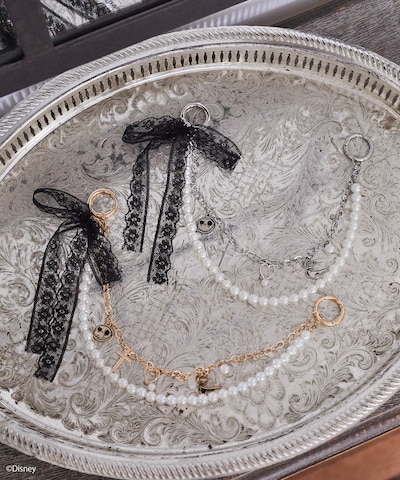 earth music&ecology Disney Collection「The nightmare before Christmas」より、ナイトメア / レースリボン付チャームイメージ（税込2499円）