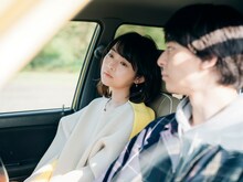 伊藤万理華演じる佐藤頼（左）、高杉真宙演じる羽猫山吹（右）