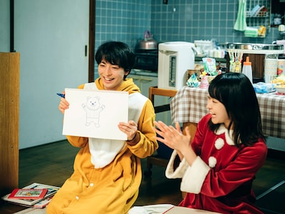 高杉真宙演じる羽猫山吹（左）、伊藤万理華演じる佐藤頼（右）