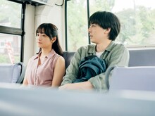 深川麻衣演じる遠山かな子（左）、高杉真宙演じる羽猫山吹（右）